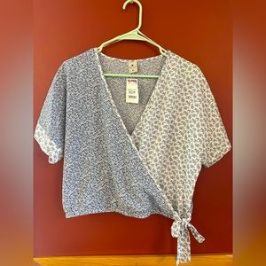 NWT Women’s M blouse. Faux wrap in front.